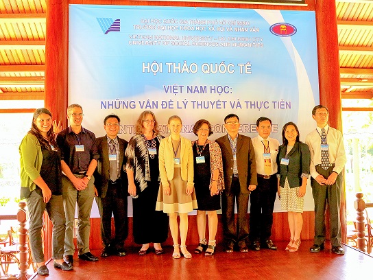 Sarah (thứ 5 từ trái qua) cùng các học giả quốc tế và thầy cô Khoa Việt Nam học - ĐH KHXH&NV TPHCM.