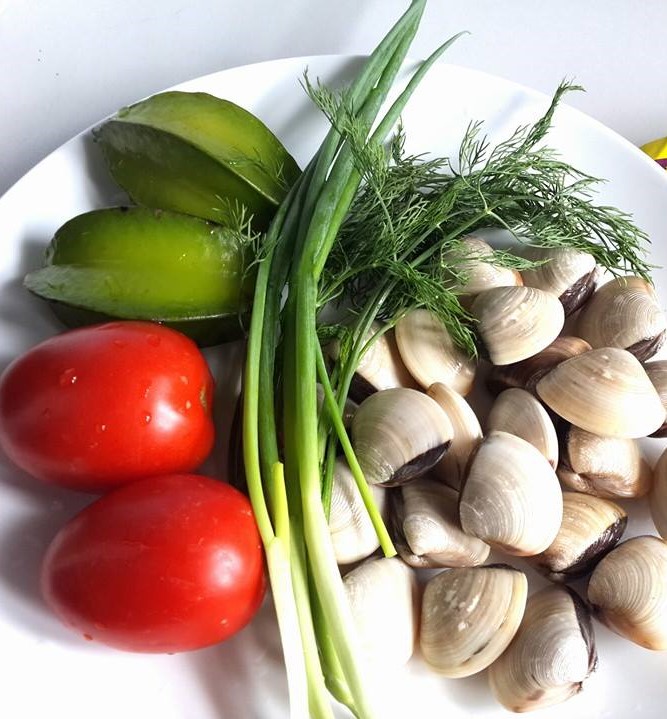Các nguyên liệu cho món canh nghêu nấu khế chua. Nguồn: bepgiadinh.com