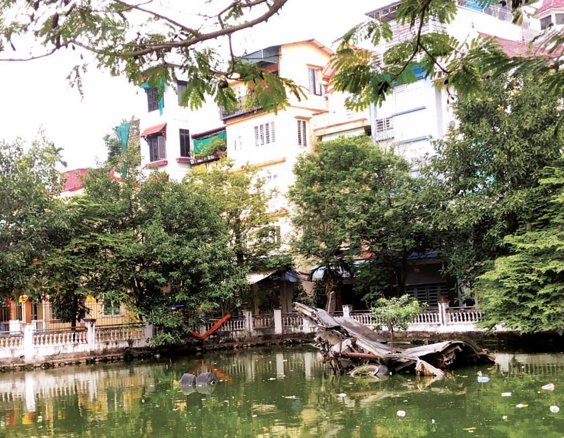 Cây xanh đã mọc trên xác máy bay B52 rơi ở hồ Hữu Tiệp, phường Ngọc Hà