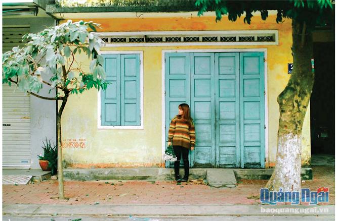 Những ngôi nhà xây dựng từ trước năm 1975 trên đường Nguyễn Bá Loan (TP.Quảng Ngãi) trở thành địa chỉ chụp ảnh độc đáo của nhiều bạn trẻ. Ảnh: ÚT LỰU