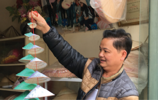 Anh Lê Văn Tuy - nghệ nhân nón làng Chuông