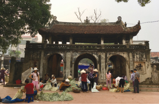 Họp chợ làng Chuông