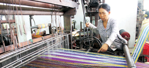 Dân làng Mỹ Nghiệp đã đưa máy móc hiện đại vào nghề dệt, tiết kiệm được công sức mà vẫn bảo đảm chất lượng