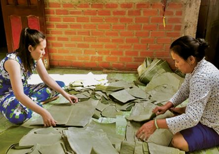 Trước khi gói, người thợ phải lau sạch lá chuối và sắp xếp lá theo từng tệp.