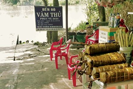 Trước khi gói, người thợ phải lau sạch lá chuối và sắp xếp lá theo từng tệp.