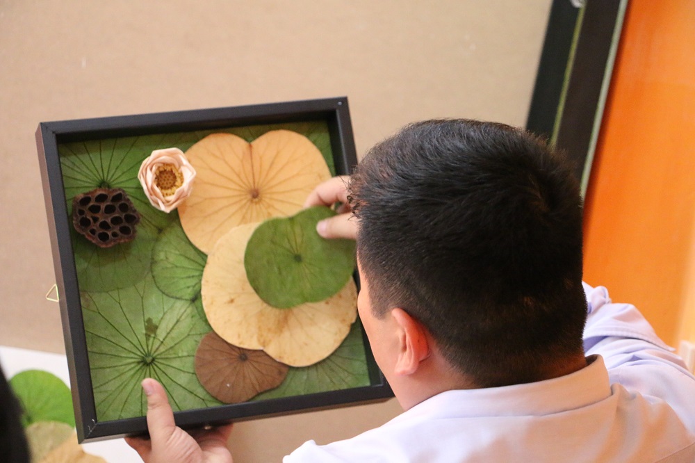Một trong 2 sản phẩm mới nhất của Khởi Minh Thành Công là tranh sen 3D tự lắp ráp. Ảnh: Thùy Trang.