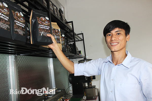 Anh Nguyễn Tuấn Anh giới thiệu sản phẩm cà phê nguyên chất do cơ sở mình sản xuất