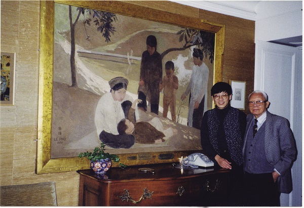 Ngô Kim Khôi chụp ảnh lưu niệm với danh họa Lê Phổ tại nhà ông ở Paris năm 1998. Ảnh: NVCC.