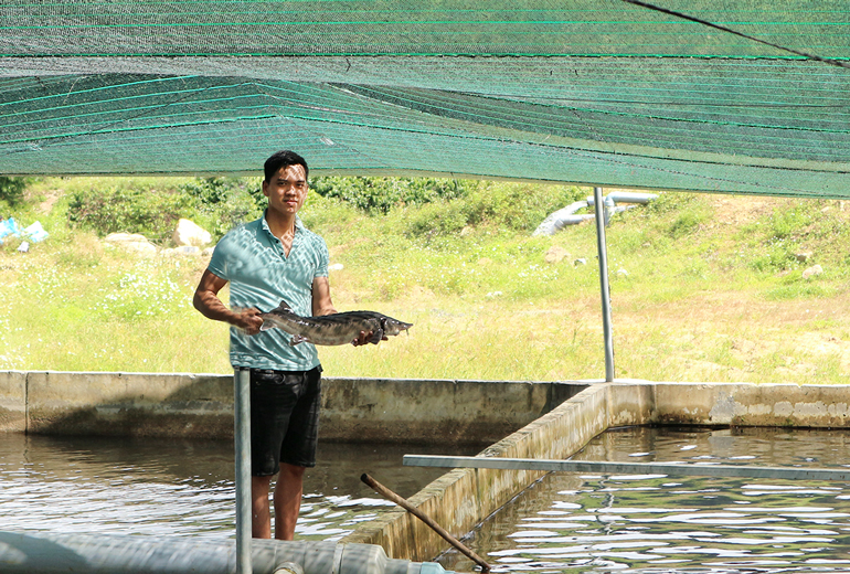 Nguyễn Duy Khánh trong trang trại cá tầm.