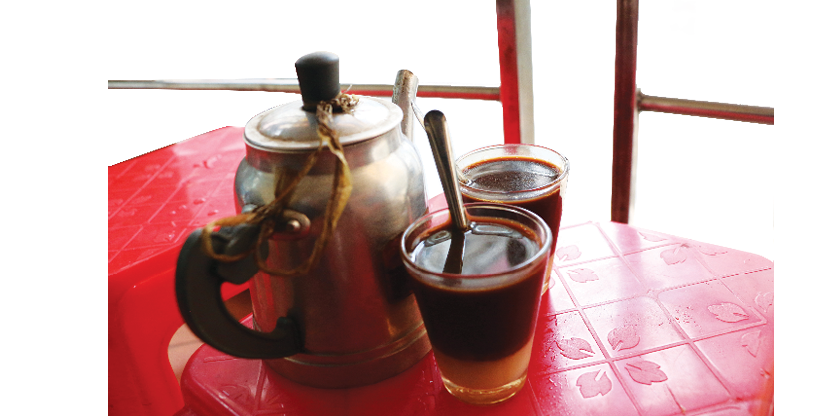 Ly cà phê chất lượng, giá lại rất bình dân,  chỉ 8.000 đồng cho 1 ly cà phê sữa nóng.