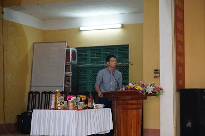 Ông Ma Doãn Giang – chuyên viên kỹ thuật Hiệp hội Mắc ca Việt Nam giới thiệu quy trình trồng, chăm sóc và thu hoạch. 