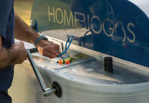 Rác thải hữu cơ được cho vào bồn của Homebigas để ủ, khí biogas sinh ra được dẫn vào ống đưa thẳng vào bếp.