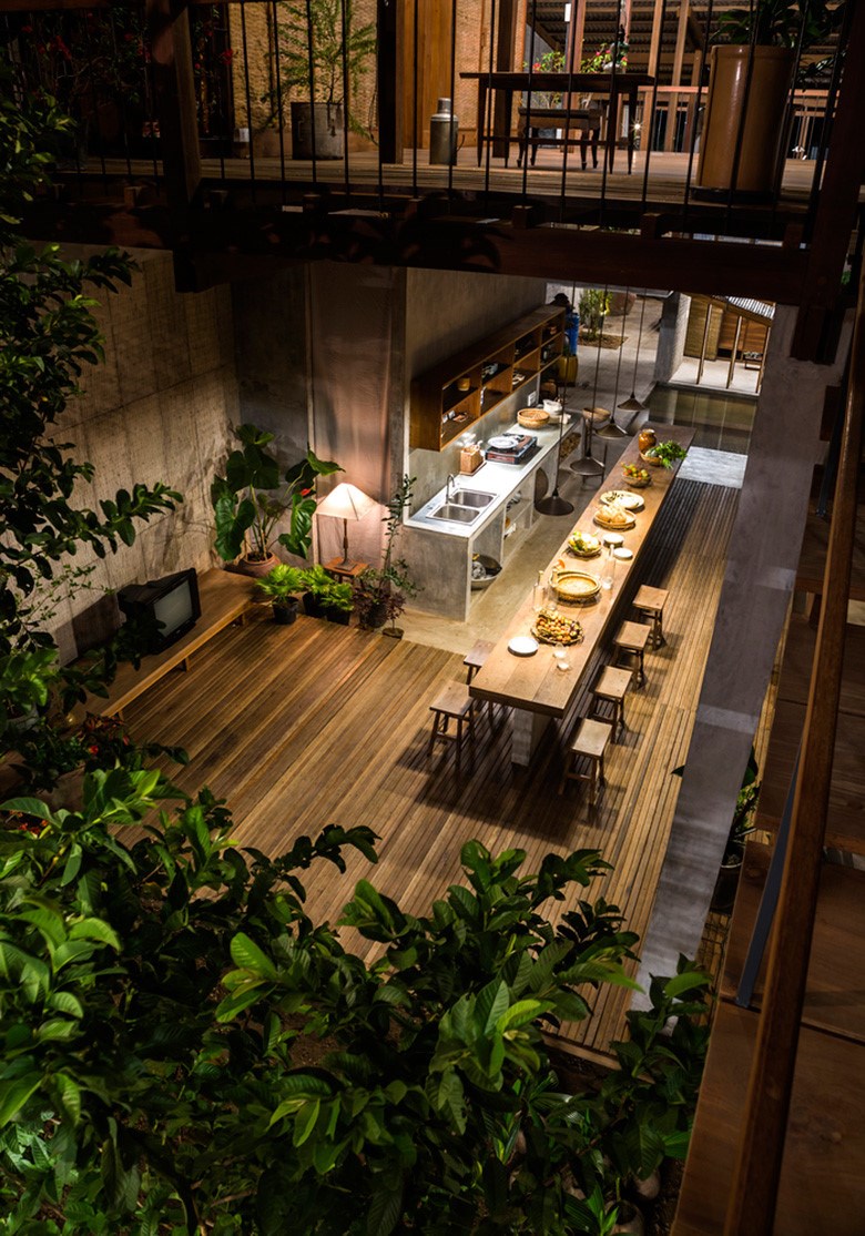 Toàn bộ khu vực bếp, bàn ăn và một vườn nước được đặt bên dưới không gian tầng một. 