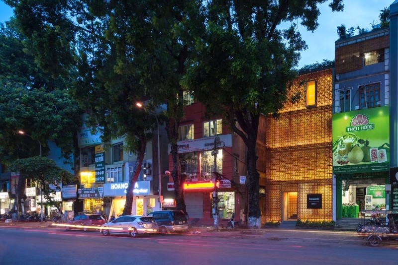 Nằm trên con đường đông đúc ở quận Đống Đa (Hà Nội), tòa nhà trưng bày sản phẩm của một công ty thu hút bởi kiến trúc khác lạ nhưng vẫn hài hòa với cảnh quan khu phố.