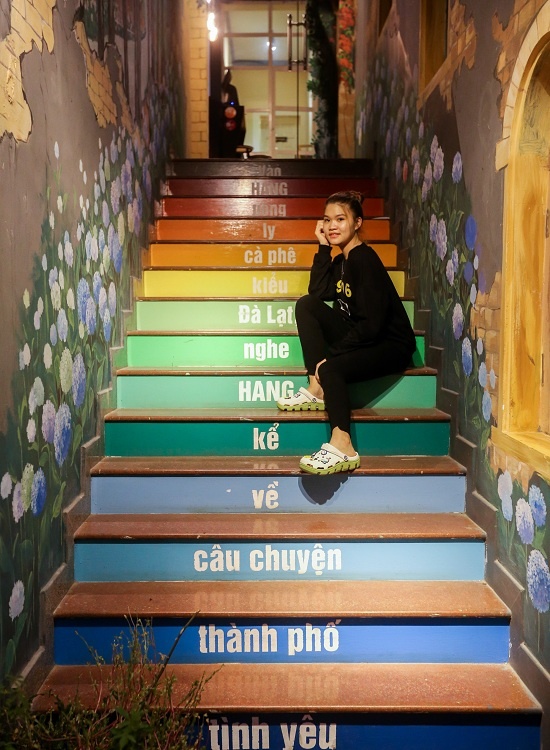 Tọa lạc trên đường Lê Trung Nghĩa (quận Tân Bình, TP HCM), một quán cà phê mang phong cách của thành phố Đà Lạt đang nhận được sự quan tâm của giới trẻ. Những bậc thang dẫn vào quán được thiết kế đủ màu sắc, mô phỏng 