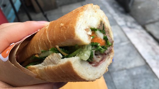 Bánh mì kẹp thịt lợn, xúc xích, rau mùi... cũng có tên trong danh sách những món ăn hấp dẫn của Việt Nam được báo chí thế giới đề cập đến trong năm 2017.