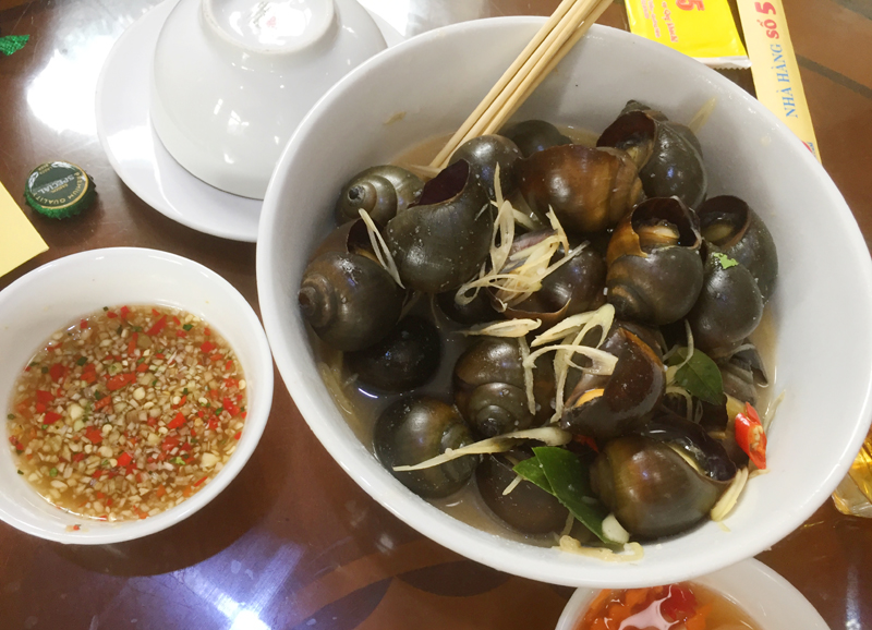 Ốc nấu mẻ nóng hổi cùng nước chấm ngon là món ăn dân dã khó quên ở Đông Triều.