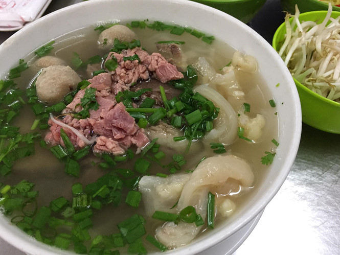 Không biết tự lúc nào Phở đã trở thành món ăn quốc hồn quốc túy của Việt Nam, chỉ biết là người ngoại quốc, mỗi khi nhắc đến ẩm thực Việt thì khó mà bỏ qua được món ăn này