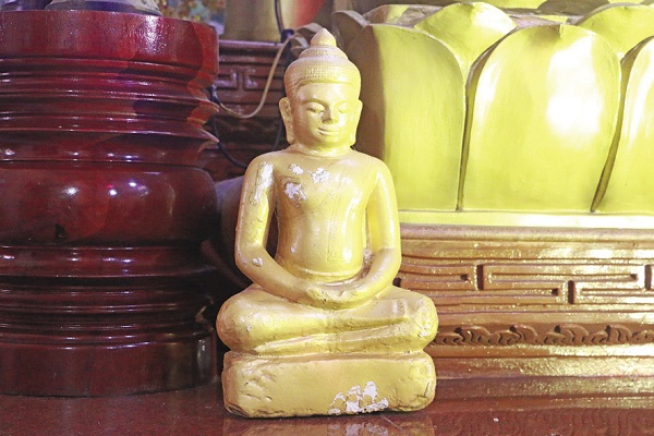 Tượng Phật bằng đá sa thạch, minh chứng cho đời sống tôn giáo của cư dân thuộc nền văn hóa Óc Eo.