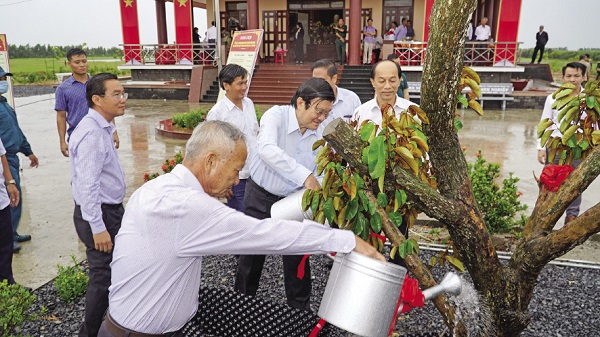 Nguyên Chủ tịch nước Trương Tấn Sang trồng cây lưu niệm.