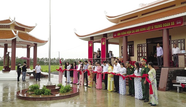 Nguyên Chủ tịch nước Trương Tấn Sang và các đại biểu cắt băng khánh thành Khu di tích lịch sử Trung đoàn 88.