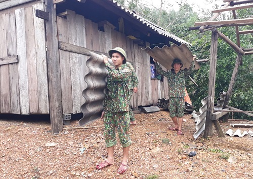 lực lượng cán bộ, chiến sĩ Đồn biên phòng Làng Ho hỗ trợ người dân dựng lại nhà ở bị hư hỏng do mưa bão