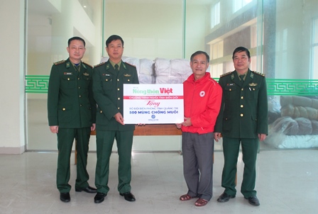 Đại diện Hội chữ thập đỏ Quảng Trị trao tặng mùng chống muỗi cho lực lượng bộ đội biên phòng.
