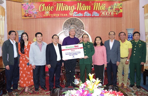 trao 500 chiếc màn chống muỗi do Minh Hưng Group tài trợ  cho cán bộ chiến sĩ bộ đội biên phòng tỉnh