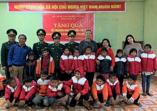 Chương trình đã tặng 1200 chiếc áo ấm cho học sinh Tiểu học, Trung học cơ sở xã Bắc Lý, huyện Kỳ Sơn và xã Môn Sơn, huyện Con Cuông