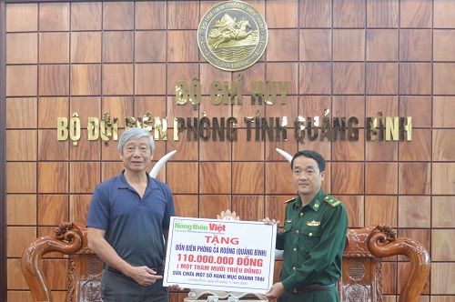Ông Nguyễn Đức Quang - Tổng Biên tập Tạp chí Nông thôn Việt (trái) trao tặng quà hỗ trợ cho lực lượng bộ đội biên phòng Quảng Bình.