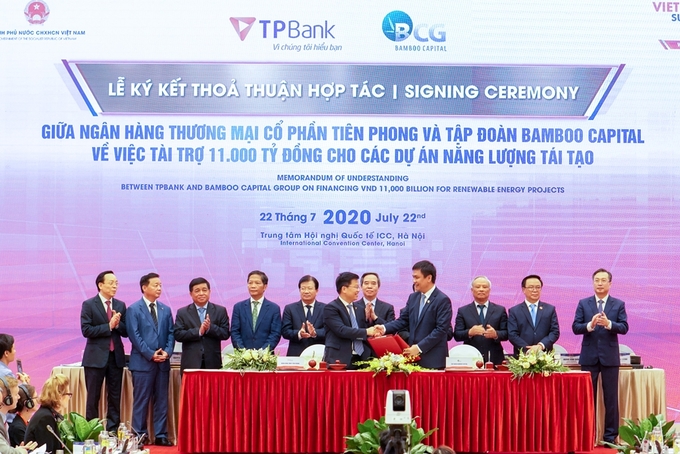 Ông Nguyễn Hưng - Tổng giám đốc TPBank (trái) và ông Nguyễn Hồ Nam - Chủ tịch HĐQT BCG tại lễ ký kết sáng nay.