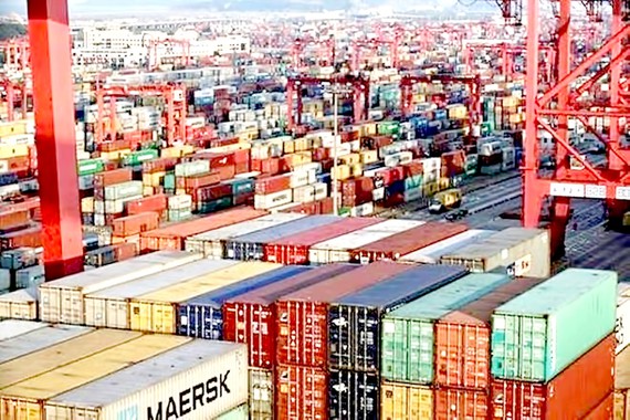 Vận chuyển hàng hóa tại cảng container ở Los Angeles, Mỹ.