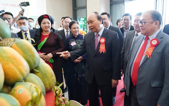 Thủ tướng Nguyễn Xuân Phúc tham quan khu triển lãm tại Đại hội Hội Nông dân Việt Nam. Ảnh: QUANG PHÚC.