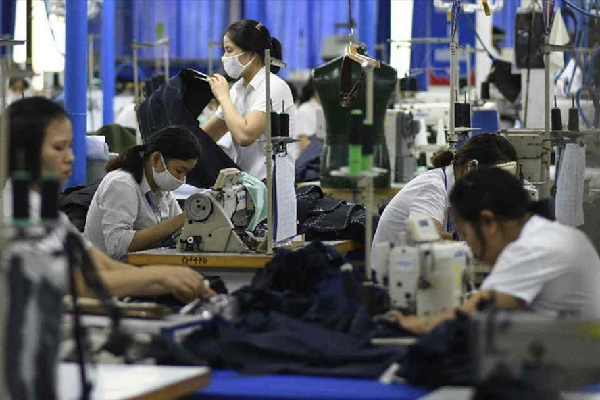 Công nhân làm việc trong một nhà máy may ở Hà Nội. Ảnh: AFP.