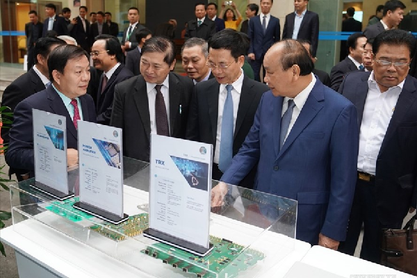 Thủ tướng Nguyễn Xuân Phúc thăm nơi trưng bày sản phẩm 5G của Viettel đầu năm 2000. Ảnh VGP.
