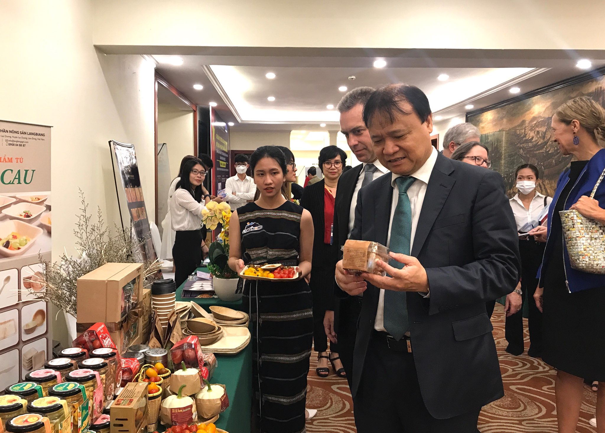 Các đại biểu tham quan các gian hàng trưng bày hàng hoá Việt Nam tại sự kiện.