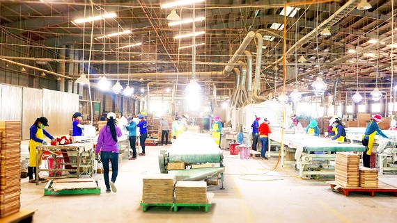 Xưởng làm đồ gỗ xuất khẩu sang EU ở Bình Định. Ảnh: NGỌC OAI.