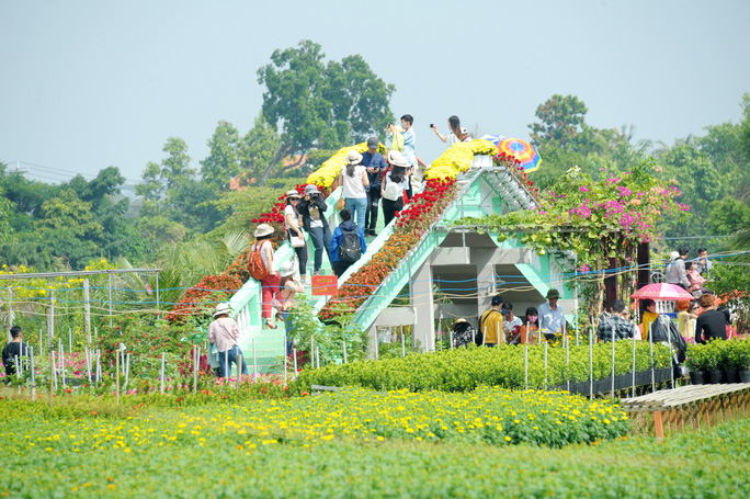 Khách du lịch tham quan làng hoa Sa Đéc, tỉnh Đồng Tháp Ảnh: NGỌC TRINH.