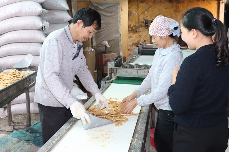 Sản xuất kẹo lạc ở thôn Tháp Thượng (xã Song Phượng, huyện Đan Phượng).