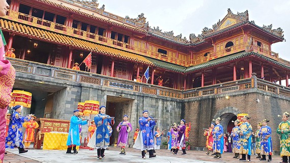 Tái hiện lễ phát lịch dưới triều Nguyễn tại Ngọ Môn - Hoàng thành Huế.