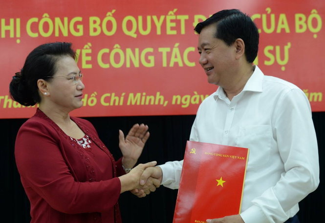 Chủ tịch Quốc hội Nguyễn Thị Kim Ngân trao quyết định cho ông Đinh La Thăng - Ảnh: Thuận Thắng