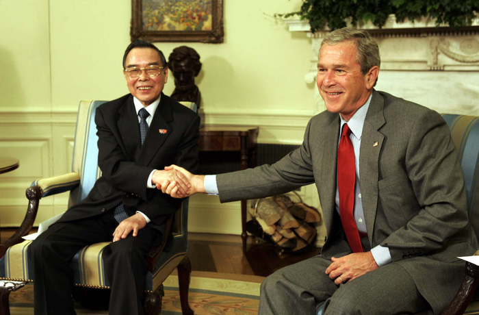 Thủ tướng Phan Văn Khải hội kiến Tổng thống George W. Bush tại Phòng bầu dục của Nhà Trắng trong chuyến thăm lịch sử đến Hoa Kỳ tháng 6-2005 - Ảnh tư liệu Tuổi Trẻ