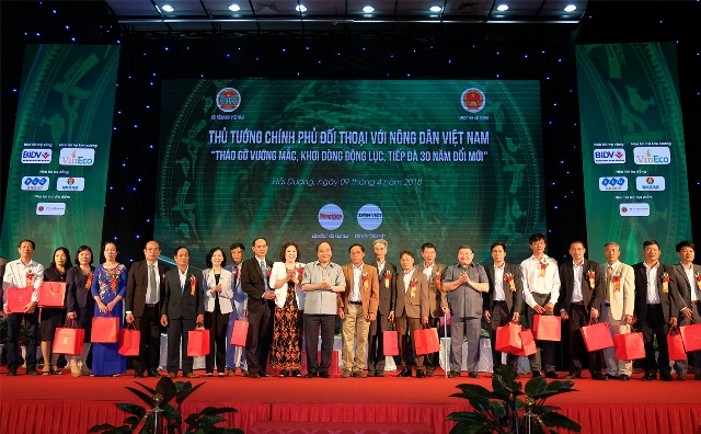 Thủ tướng tặng quà cho 30 nông dân tiêu biểu tham dự cuộc đối thoại. Nguồn: VGP