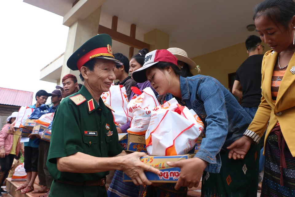 Thiếu tướng Nguyễn Bá Tòng trở lại Trường Sơn và tặng quà bà con nghèo dân tộc Cà Moong vùng núi cao 