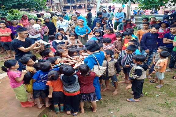 Trẻ em người dân tộc Cà Moong thích thú với những viên kẹo do các nhà từ thiện TPHCM mang đến