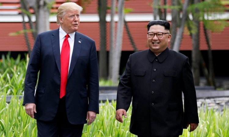 Tổng thống Mỹ Donald Trump (trái) và Chủ tịch Triều Tiên Kim Jong-un tại hội nghị thượng đỉnh đầu tiên ở Singapore hồi tháng 6 năm ngoái. Ảnh: Reuters.