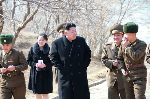 Cô Kim Yo Jong trong một bức ảnh chụp năm 2015 cho thấy cô luôn đồng hành cùng anh trai trong các sự kiện quan trọng 
