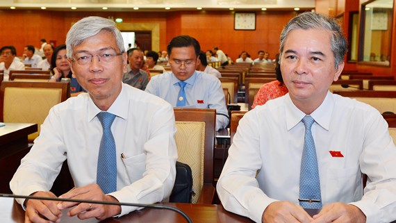 Ông Võ Văn Hoan (trái) và ông Ngô Minh Châu tại kỳ họp sáng nay, ngày 11.05. Ảnh: VIỆT DŨNG/SGGP