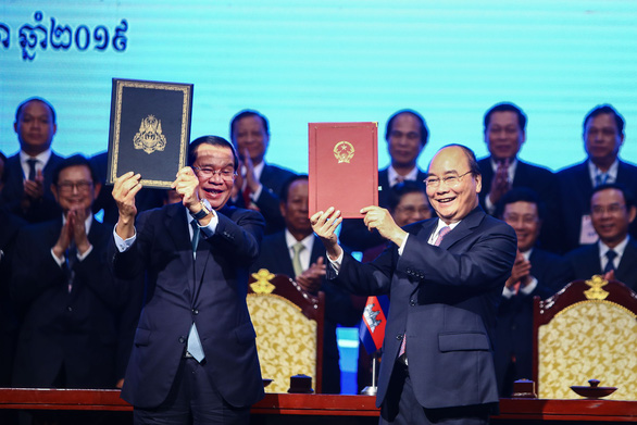 Thủ tướng Nguyễn Xuân Phúc và thủ tướng Campuchia Hun Sen cầm trên tay văn kiện pháp lý ghi nhận thành quả công tác phân giới cắm mốc biên giới trên đất liền Việt Nam - Campuchia- Ảnh: NGUYỄN KHÁNH