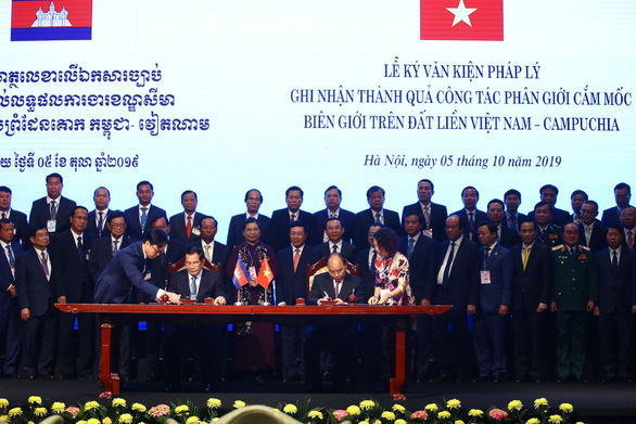 Thủ tướng Nguyễn Xuân Phúc và Thủ tướng Campuchia Hun Sen ký kết văn kiện pháp lý ghi nhận thành quả công tác phân giới cắm mốc biên giới trên đất liền Việt Nam - Campuchia - Ảnh: NGUYỄN KHÁNH
